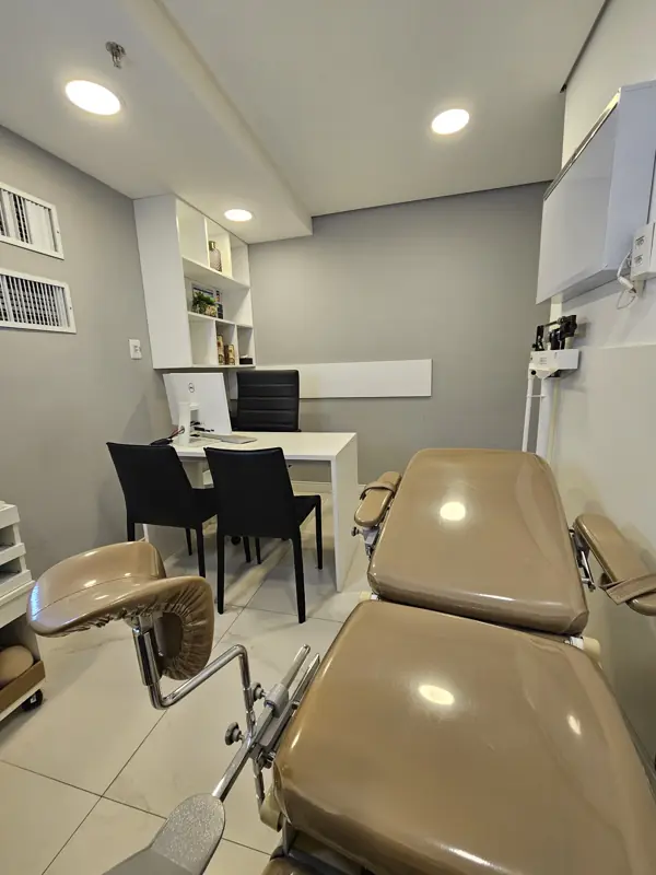 Consultório de ginecologia com mesa de exame