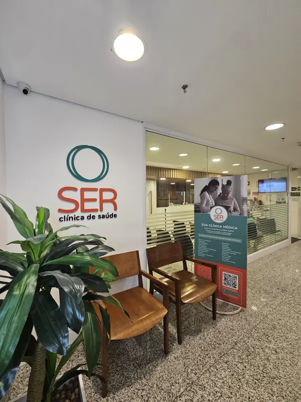 Entrada da SER no mezanino do Shopping Jardim Norte, com o logotipo na parede