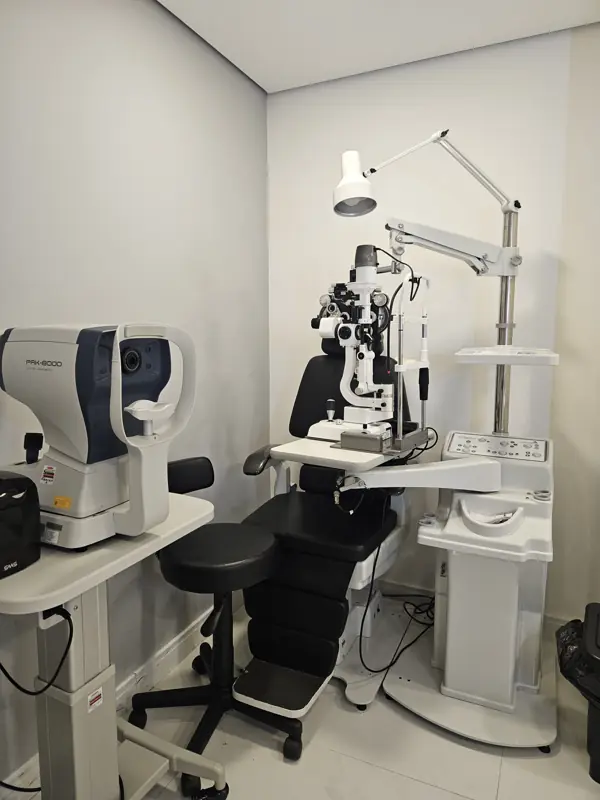 Consultório de oftalmologia com lâmpada de fenda e refrator